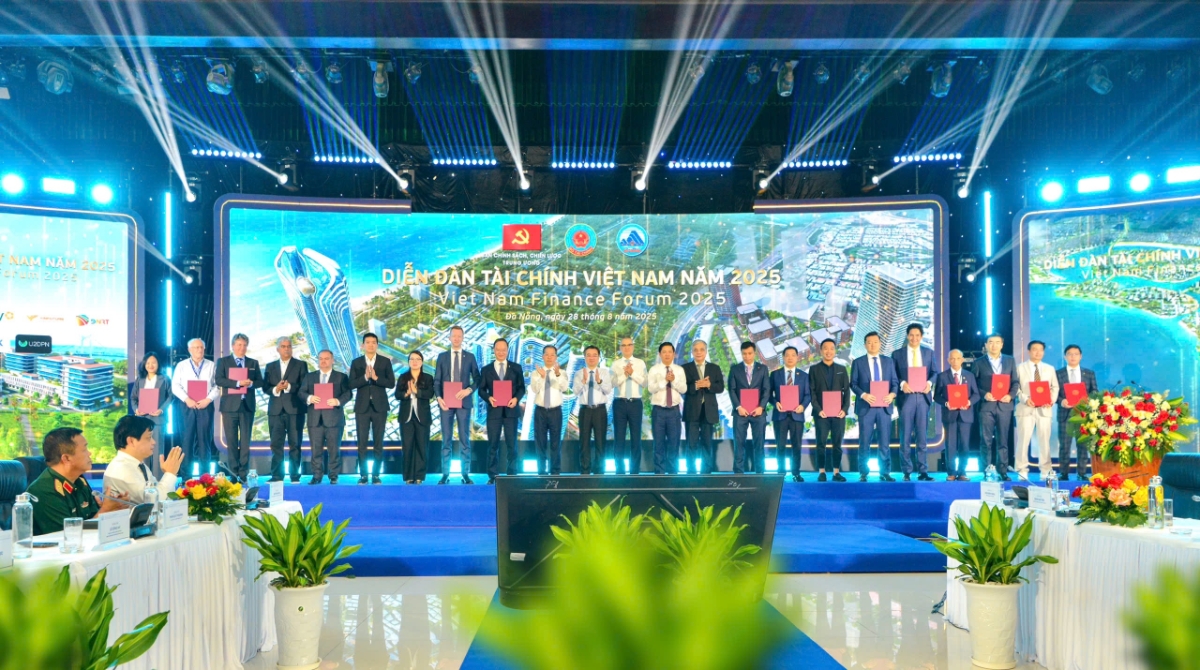 Toàn cảnh lễ trao biên bản ghi nhớ hợp tác của UBND thành phố Đà Nẵng với Vietcombank và các đối tác.