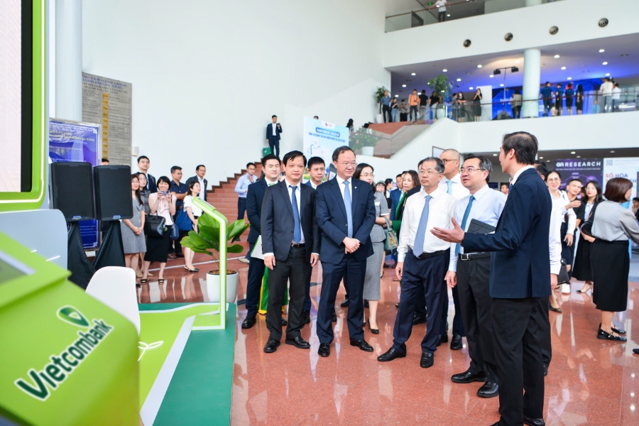 Ông Lê Quang Vinh - Tổng giám đốc Vietcombank (hàng đầu tiên, thứ 2 từ trái sang) cùng ông Nguyễn Thanh Nghị - UV BCH TW Đảng, Trưởng Ban Chính sách, chiến lược Trung ương (thứ 2 từ phải sang), ông Nguyễn Văn Quảng - UV BCH TW Đảng, Bí thư Thành ủy Đà Nẵng (thứ 3 từ phải sang) và đoàn đại biểu Ban Chính sách, chiến lược Trung ương thăm không gian triển lãm của Vietcombank.