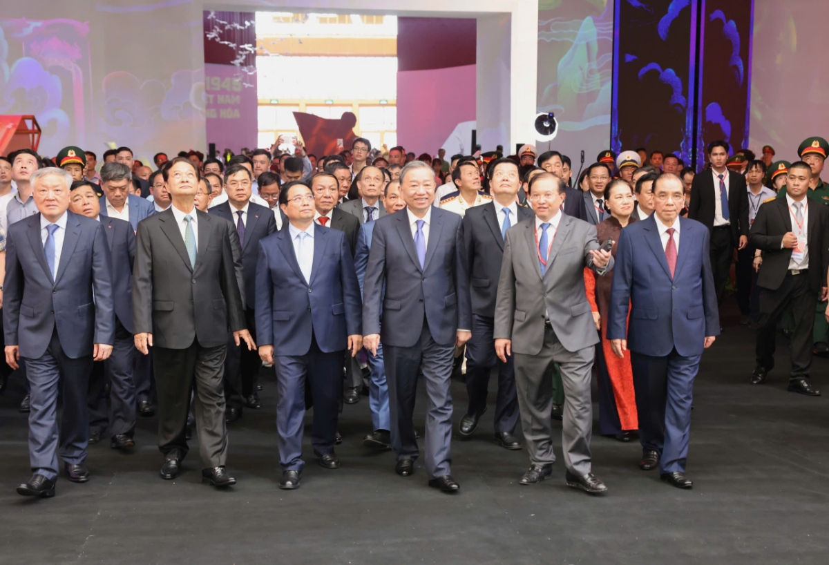 Tổng Bí thư Tô Lâm cùng Thủ tướng Chính phủ Phạm Minh Chính và nhiều đồng chí lãnh đạo, nguyên lãnh đạo Đảng, Quốc hội, Chính phủ tới tham dự sự kiện Triển lãm thành tựu đất nước 