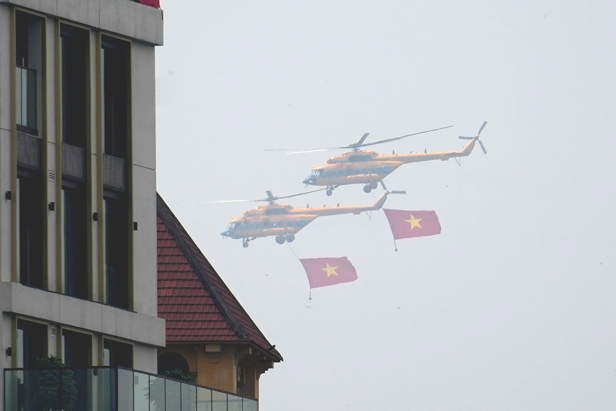 Biên đội máy bay trực thăng treo cờ Đảng, cờ Tổ quốc bay hợp luyện chuẩn bị cho nhiệm vụ A80.