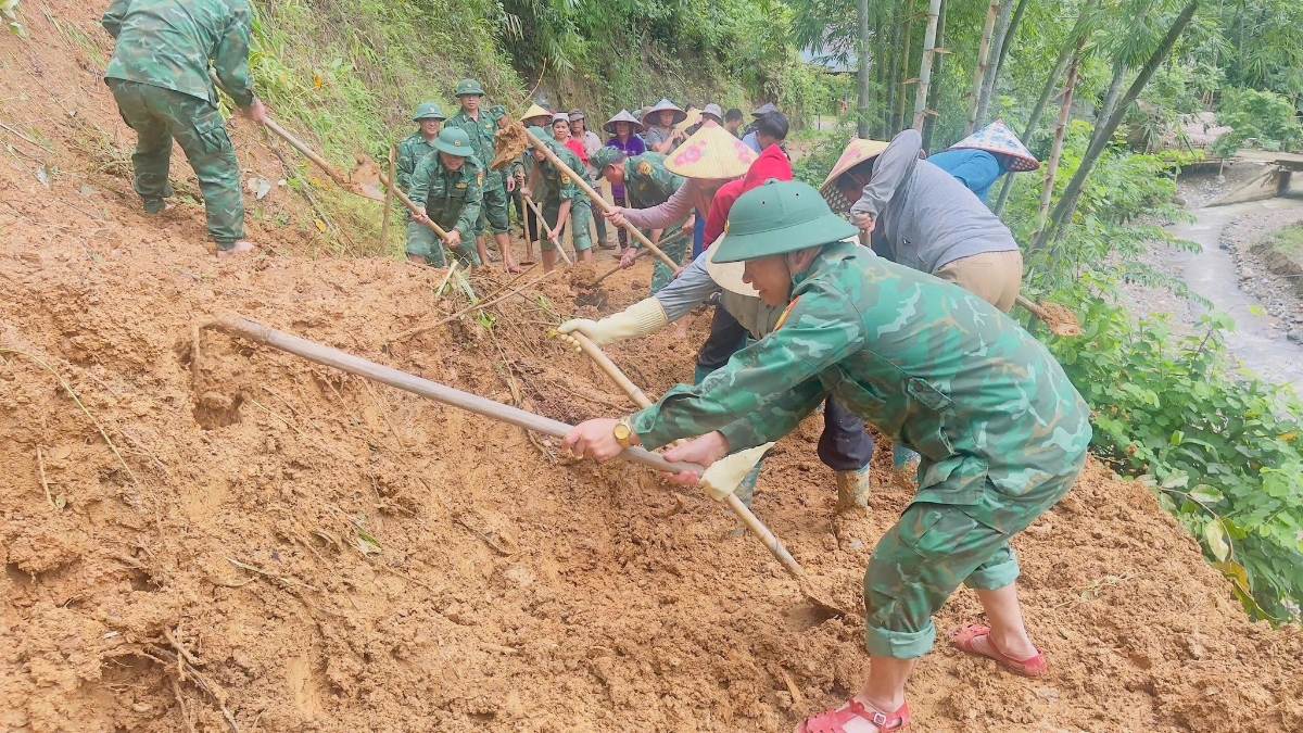 Đồn Biên phòng Hiền Kiệt cùng các lực lượng địa phương và nhân dân tiến hành nạo vét mương tưới tiêu, khơi thông cống rãnh, khắc phục các đoạn đường giao thông nội bản bị sạt lở, hỗ trợ các gia đình bị sạt lở