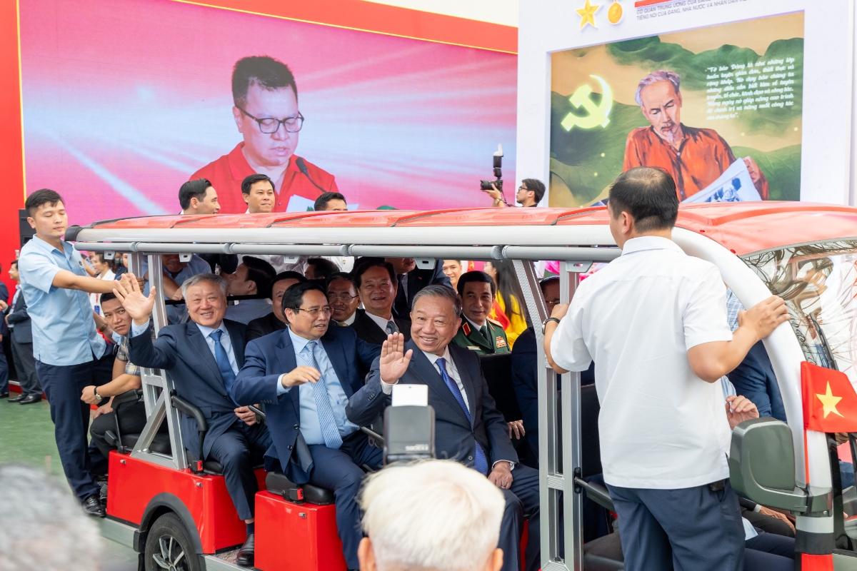 Tổng Bí thư Tô Lâm, Thủ tướng Chính phủ Phạm Minh Chính, cùng các đồng chí lãnh đạo Đảng, Nhà nước và các đại biểu đi xe điện tham quan các không gian trưng bày.