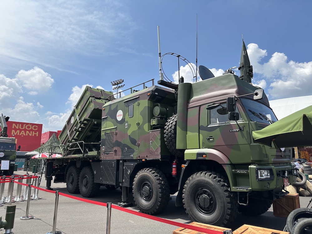 <i>Tổ hợp tên lửa Trường Sơn gồm xe nạp tên lửa VTRV-01, xe chỉ huy điều khiển VCPV-01, xe bệ phóng VLV-01, xe radar cảnh giới và chỉ thị mục tiêu VTAR-1, xe kiểm tra kỹ thuật VTIV-01 và đạn tên lửa hành trình diệt hạm mang tên Sông Hồng.</i>