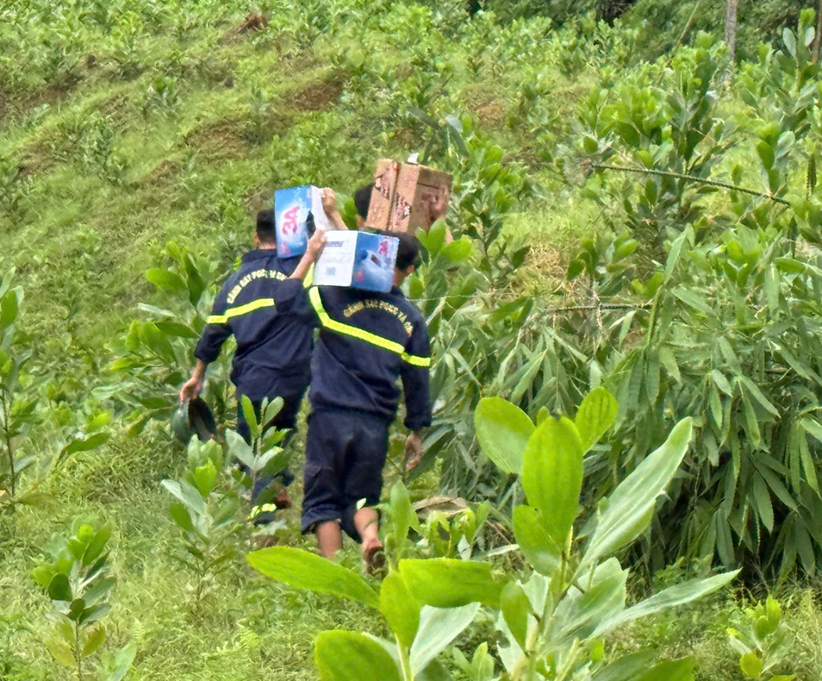 Trước tình hình trên, Đoàn công tác cứu hộ, cứu nạn Công an tỉnh Thanh Hoá đã vận chuyển hơn 1 tấn lương thực, thực phẩm trực tiếp đưa vào các bản đang bị cô lập để cứu trợ người dân.