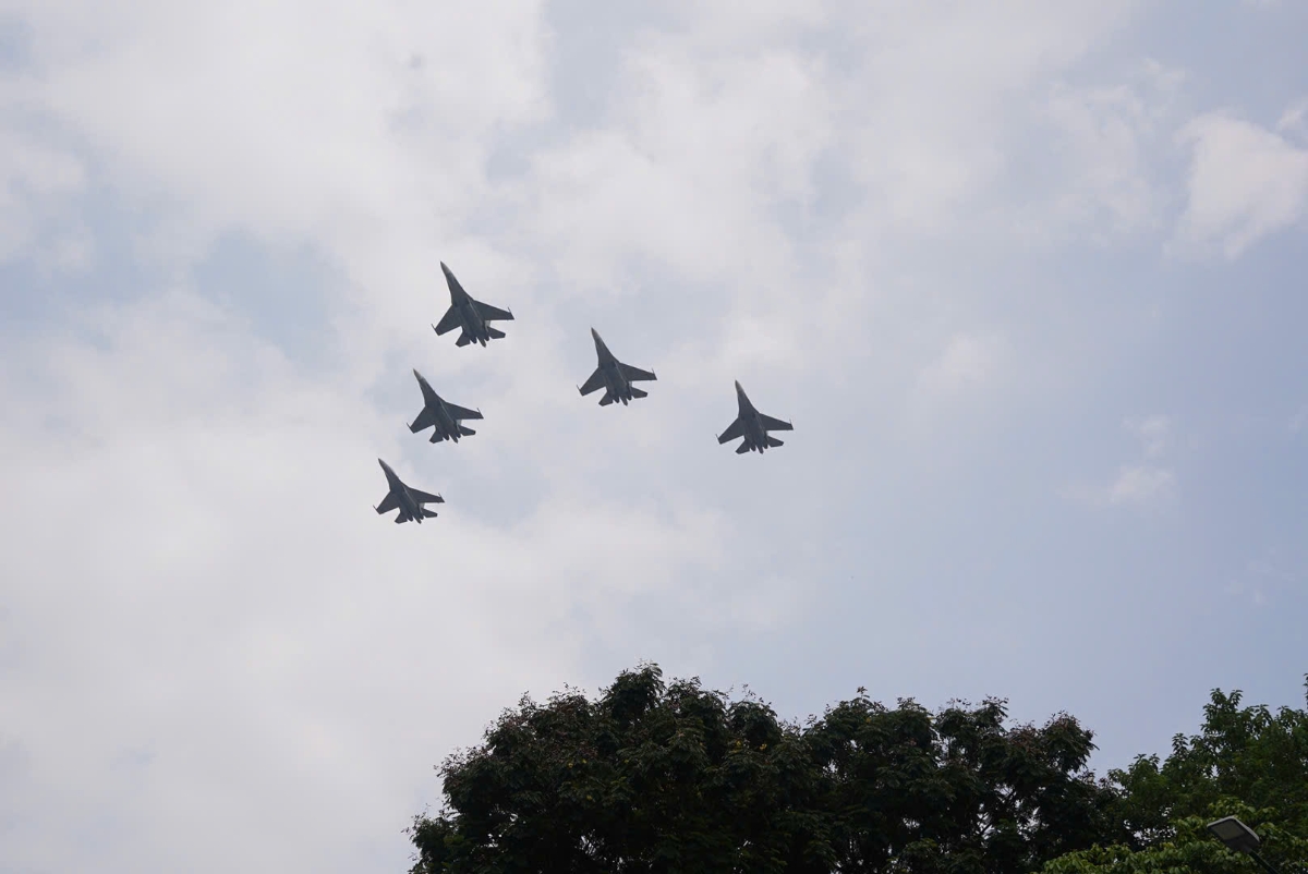 Việc giữ được cự ly giữa các máy bay trong điều kiện nhiễu động do quạt gió từ chính các máy bay trong đội hình và điều kiện thời tiết mây mù thường xuyên của miền Bắc là một thử thách với phi công.