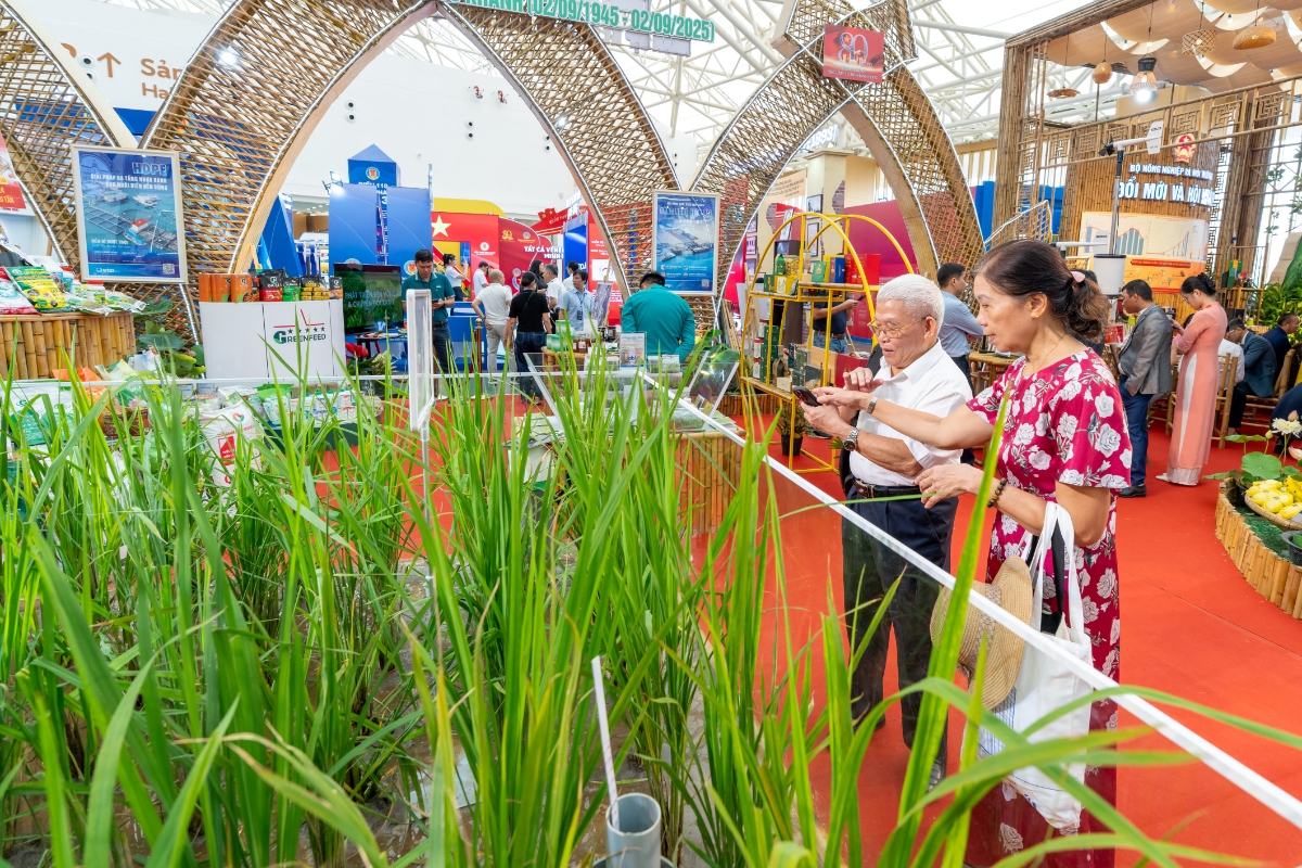 Khu vực trưng bày, giới thiệu các sản phẩm nông nghiệp.