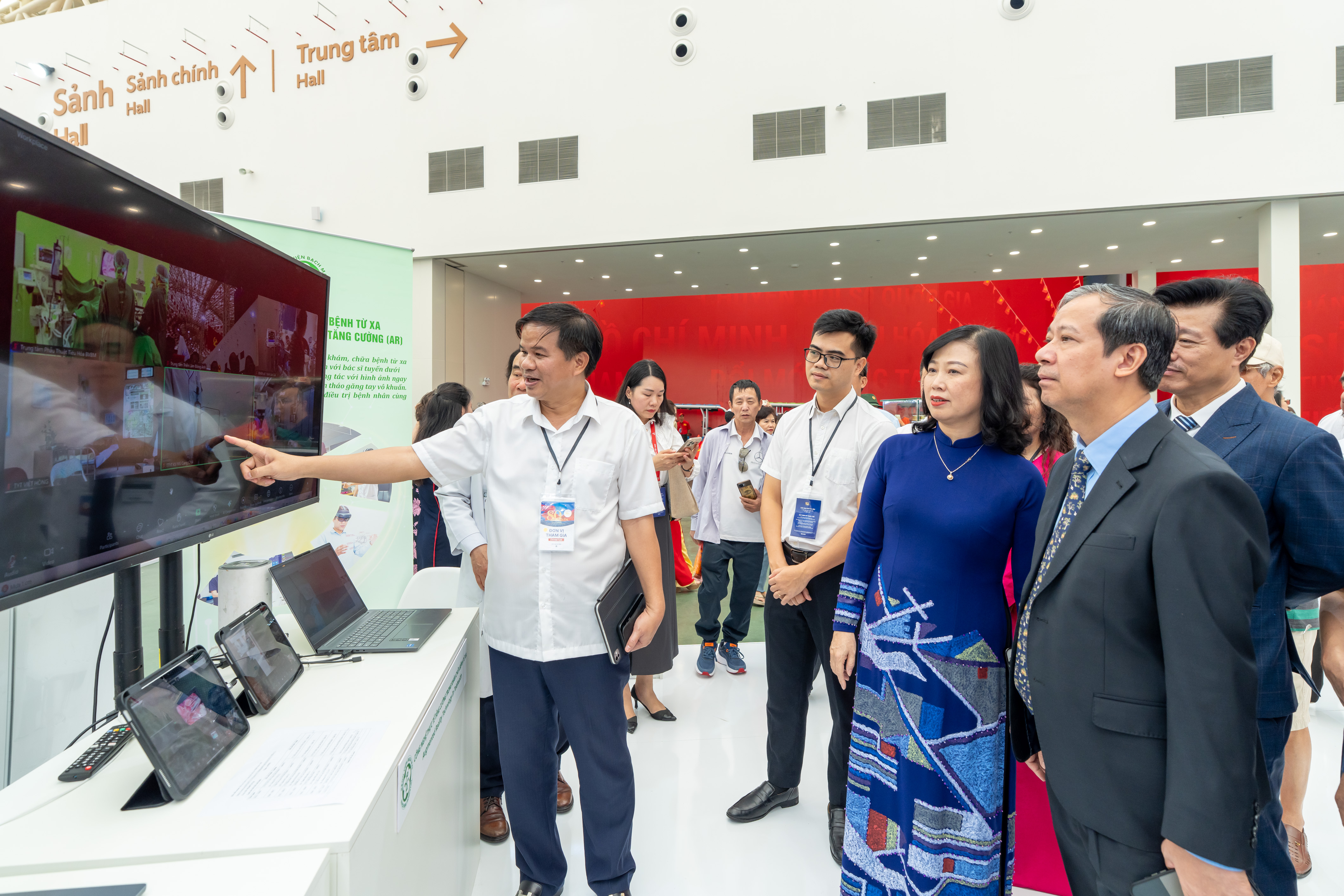 Lãnh đạo Bộ Y tế cùng các đại biểu thăm quan gian trưng bày tại Triển lãm 80 năm thành tựu đất nước.