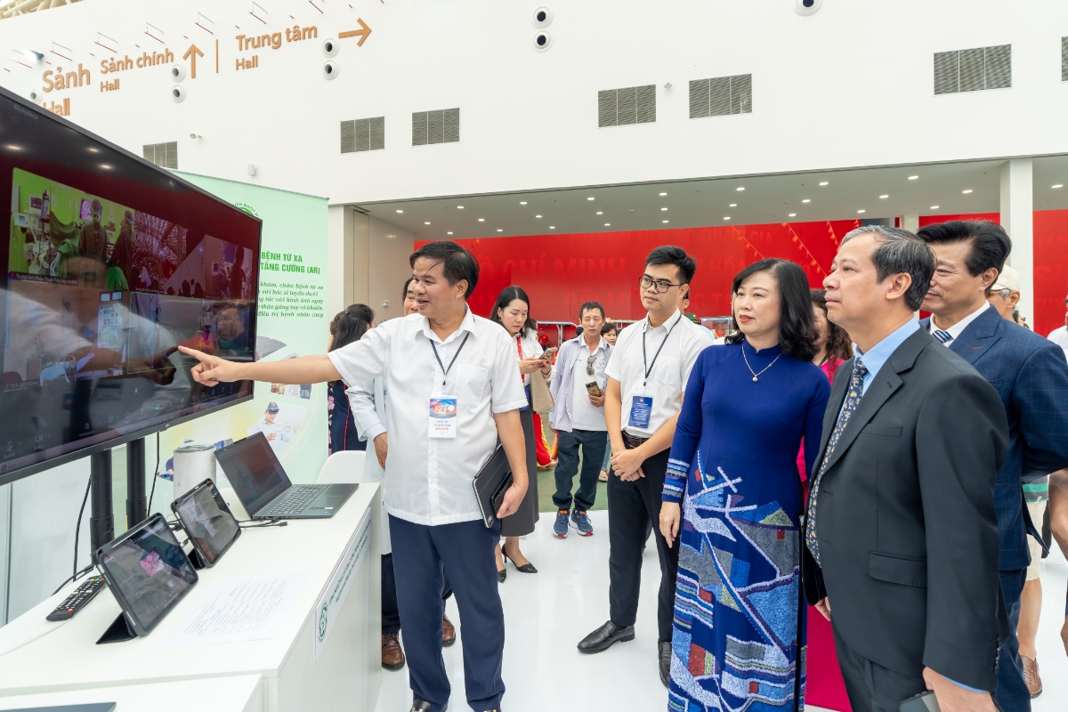 Lãnh đạo Bộ Y tế, Bộ Giáo dục và Đào tạo cùng các đại biểu thăm quan gian trưng bày tại Triển lãm 80 năm thành tựu đất nước.