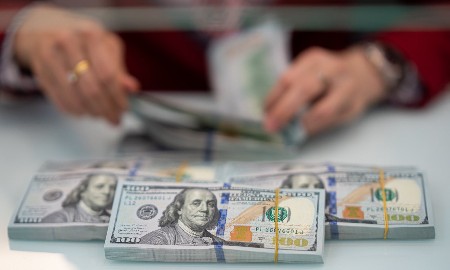Lãi suất VND liên ngân hàng giảm liền 3 phiên ở các kỳ hạn dưới 1 tháng, tỷ giá vẫn bám trần