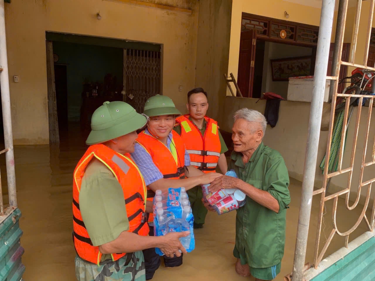 Do ảnh hưởng của bão số 5, mưa lớn kéo dài khiến mực nước sông Mã dâng cao, khiến khoảng 2.000 hộ dân trên địa bàn phường Hàm Rồng bị ngập sâu trong nước lũ... Công an Phường Hàm Rồng hỗ trợ nhu yếu phẩm, đưa dân ra khởi vùng ngập lụt