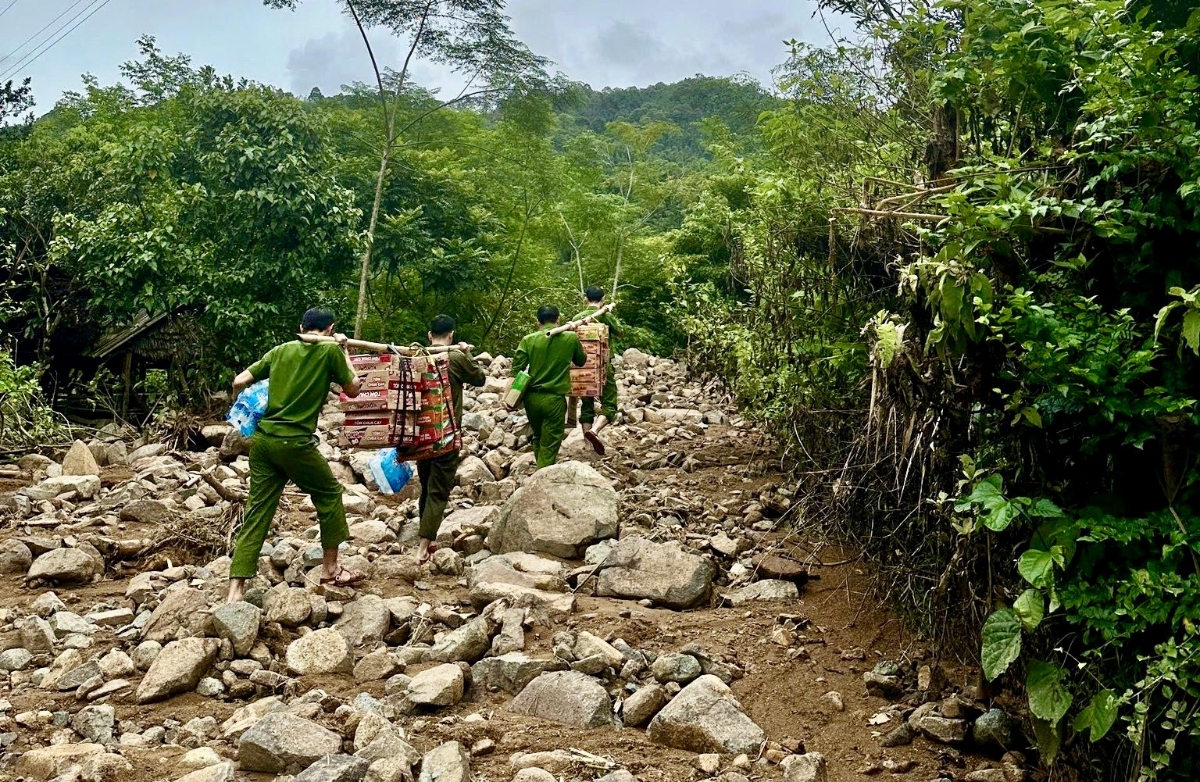 Do ảnh hưởng của bão số 5, tại khu vực bản Pa, xã miền núi biên giới Tam Thanh, tỉnh Thanh Hóa bị cô lập cục bộ do sạt lở đất. Để kịp thời hỗ trợ người dân, Công an xã Tam Thanh khẩn trương băng rừng vào bản trao tặng nhu yếu phẩm và giúp bà con khắc phục hậu quả mưa bão…