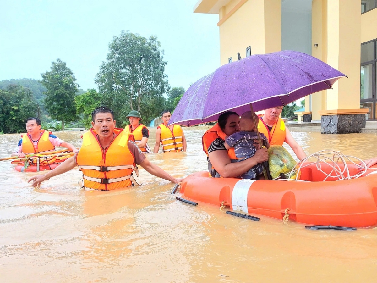 Trong những ngày vừa qua, do ảnh hưởng của hoàn lưu bão số 5, trên địa bàn tỉnh Nghệ An xảy ra mưa to kéo dài, trên diện rộng gây ngập úng, nguy cơ sạt lở đất ở các khu vực miền núi.&nbsp;&nbsp;Để giúp đỡ nhân dân khắc phục hậu quả mưa lũ, trong suốt những ngày qua, Công an xã Châu Tiến (Nghệ An) khẩn trương người sơ tán người và tài sản từ vùng bị ngập lụt đến nơi an toàn, đồng thời vận chuyển hàng hóa, nhu yếu phẩm, thuốc men đến cho bà con nhân dân.