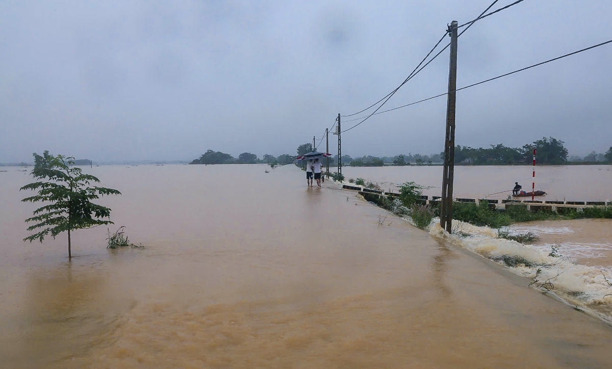 Nước sông Bùi lên cao đã tràn qua đê Bùi 2.