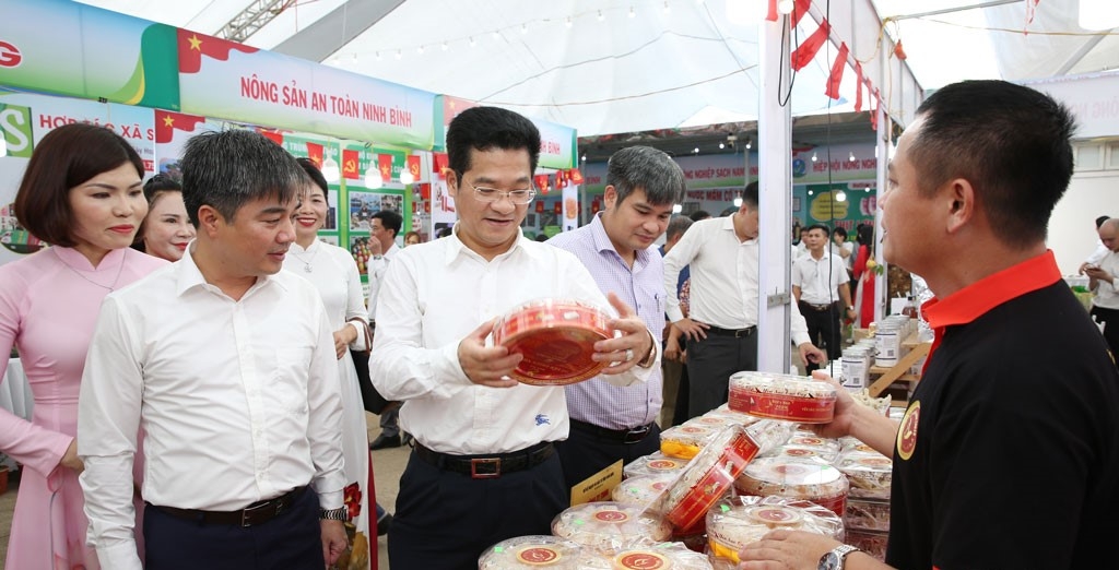 Ông Trần Anh Dũng, Phó Chủ tịch UBND tỉnh Ninh Bình, tham quan gian hàng. Ảnh: Văn Đại