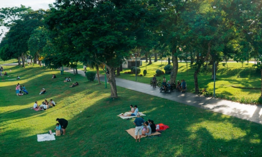 Hai bờ sông Hương trở thành điểm thu hút du khách và người dân hóng mát, ngắm hoàng hôn mỗi chiều. Ảnh: Lê Huy Hoàng Hải