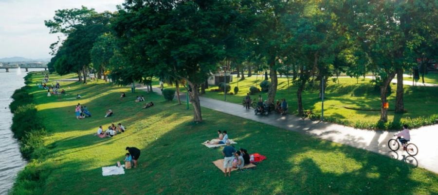 Hai bờ sông Hương trở thành điểm thu hút du khách và người dân hóng mát, ngắm hoàng hôn mỗi chiều. Ảnh: Lê Huy Hoàng Hải