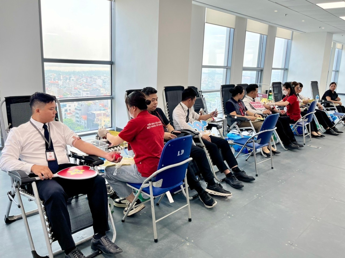 Cán bộ, nhân viên và người dân tham gia hiến máu tình nguyện tại Tòa nhà Văn phòng Lotte Mall West Lake Hà Nội.