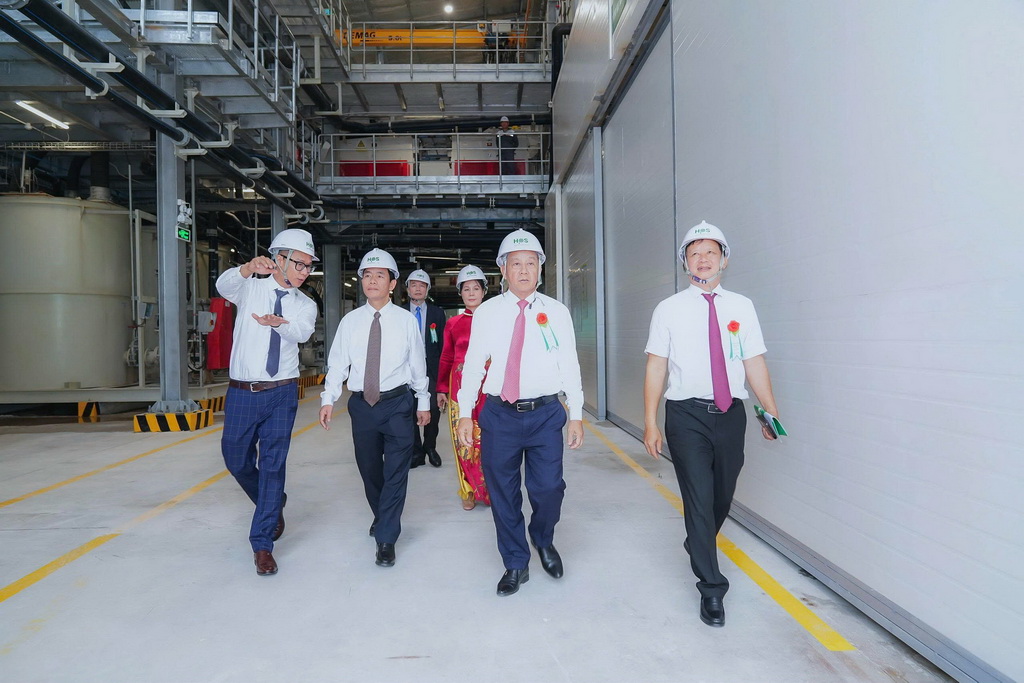 Lãnh đạo thành phố Huế đi thăm quan nhà máy