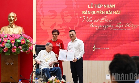 Trao tặng bản quyền bài hát Như có Bác trong ngày đại thắng cho báo Nhân Dân
