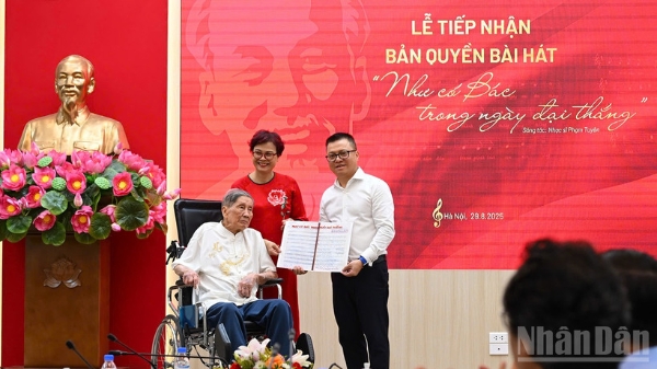 Trao tặng bản quyền bài hát 'Như có Bác trong ngày đại thắng' cho báo Nhân Dân