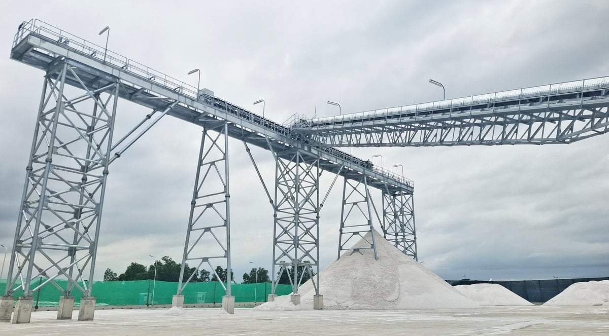 Từ công suất ban đầu 440.000 tấn/năm, Nhà máy Huế Premium Silica mở rộng dây chuyền số 2, nâng công suất sản phẩm chính toàn nhà máy lên 880.000 tấn/năm. Ảnh: Văn Dinh.