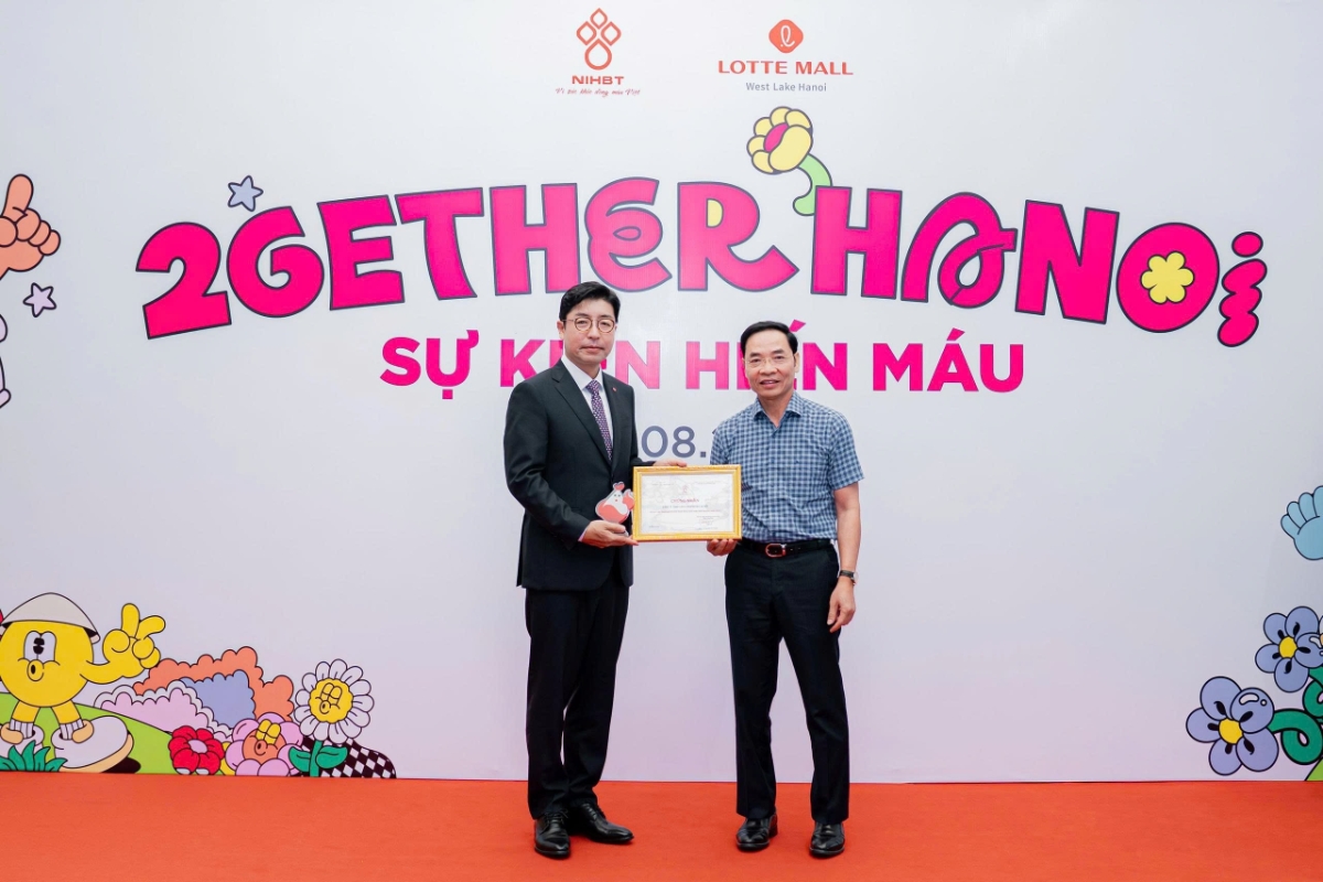 Tổng giám đốc Lotte Properties Hà Nội Kim Joon Young trao kỷ niệm chương hai năm đồng hành cùng chương trình hiến máu “2gether Hanoi” cho Phó Viện trưởng Viện Huyết học – Truyền máu Trung ương Lê Lâm.