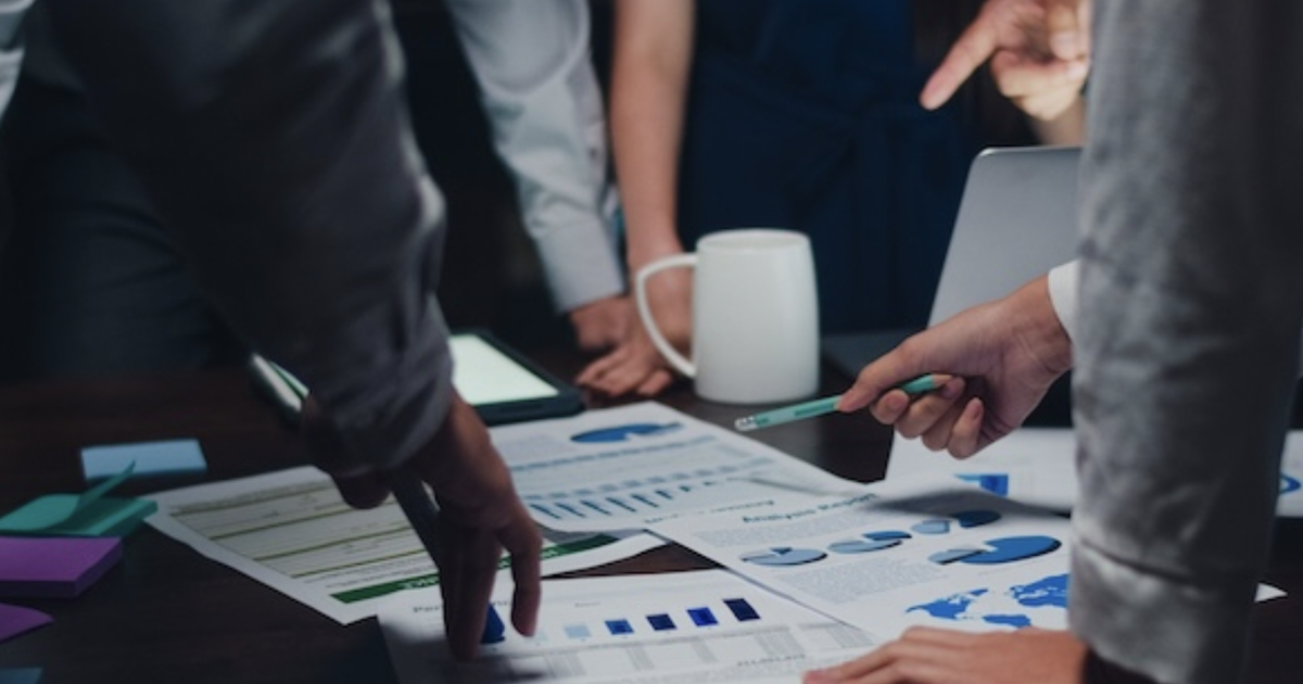 Tiền trong nước bắt đáy, gom hết hàng của khối ngoại bán ra