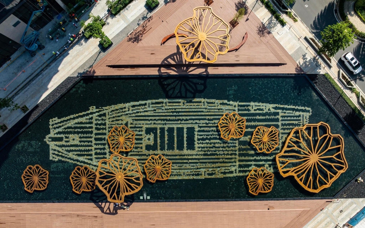 Nổi bật trong dự án là công viên Lá Sen – một hồ cảnh quan nằm giữa tòa Lake và tòa Sea, tọa lạc ngay vị trí ụ tàu cổ của Ba Son.