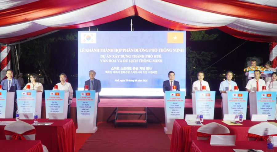 Các đại biểu thực hiện nghi thức Khánh thành Hợp phần đường phố thông minh thuộc dự án “Xây dựng thành phố Huế văn hóa và du lịch thông minh”
