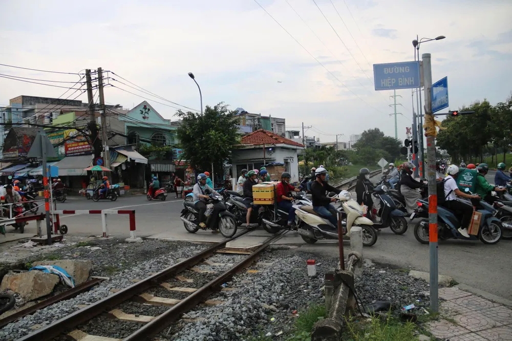 UBND TP.HCM yêu cầu các sở ngành, địa phương tăng cường bảo đảm an toàn giao thông đường sắt, phải xóa dứt điểm tình trạng lối đi tự mở. Ảnh: Như Ngọc