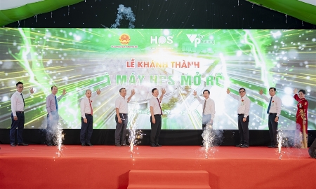 Các đại biểu thực hiện nghi thức ấn nút khánh thành Dự án nhà máy Huế Premium Silica
