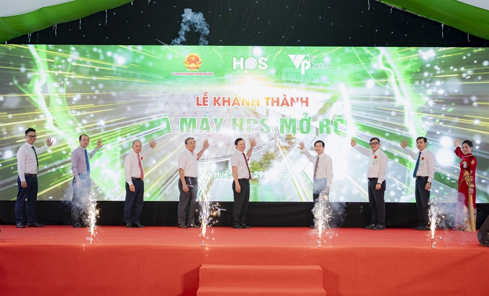Các đại biểu thực hiện nghi thức ấn nút khánh thành Dự án nhà máy Huế Premium Silica