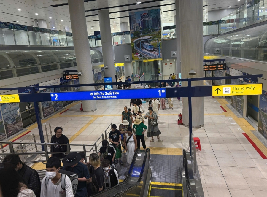 Bên trong một nhà ga metro Bến Thành - Suối Tiên.
