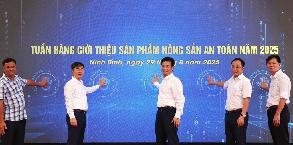 Các đại biểu&nbsp;thực hiện nghi thức khai trương Tuần lễ Giới thiệu nông sản an toàn, sản phẩm OCOP tỉnh Ninh Bình năm 2025. Ảnh: Văn Đại