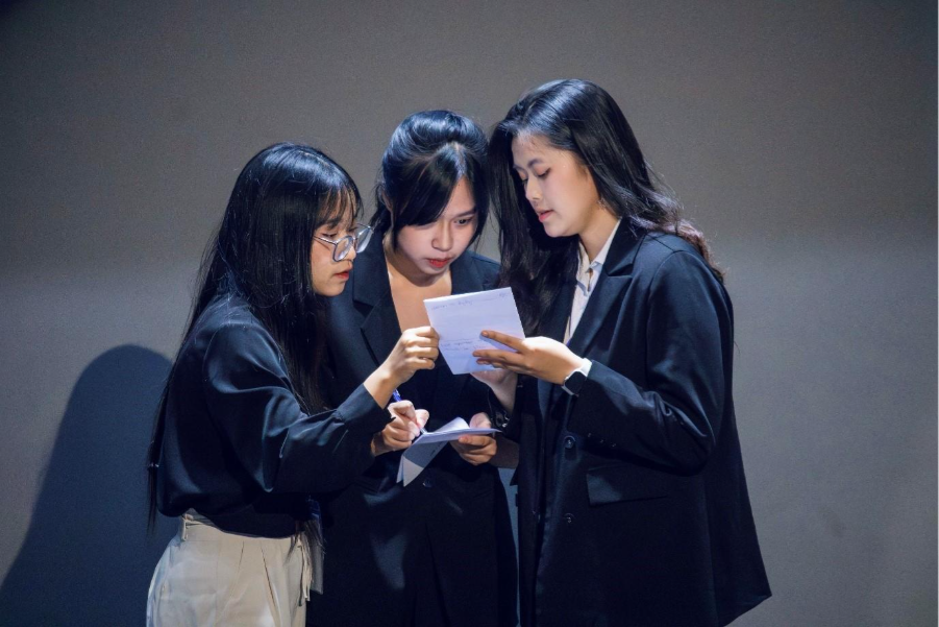 The” Zet zun kam kap” team engaged in a lively Q&A with the judges