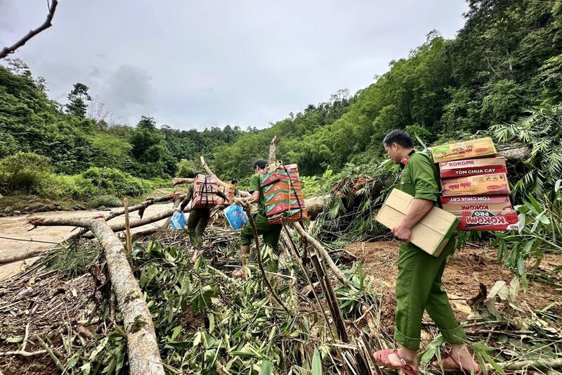 Bản Pa, xã biên giới Tam Thanh bị cô lập do bão số 5, lực lượng công an phải mất nhiều giờ băng rừng, vượt núi tiếp tế nhu yếu phẩm cho người dân.