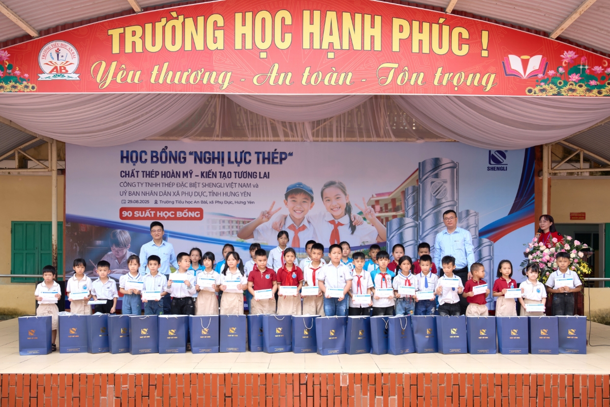 90 suất học bổng cùng nhiều phần quà được trao cho các em học sinh vượt khó học giỏi của 10 điểm trường trên địa bàn tỉnh Hưng Yên.
