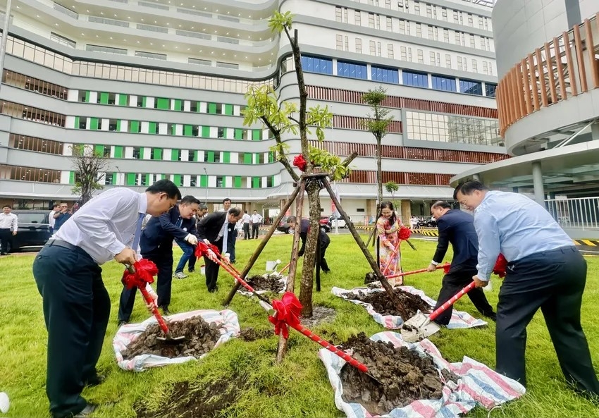 Các đại biểu tham gia nghi thức trồng cây trong khuôn viên trường. Ảnh: Thảo Phương.