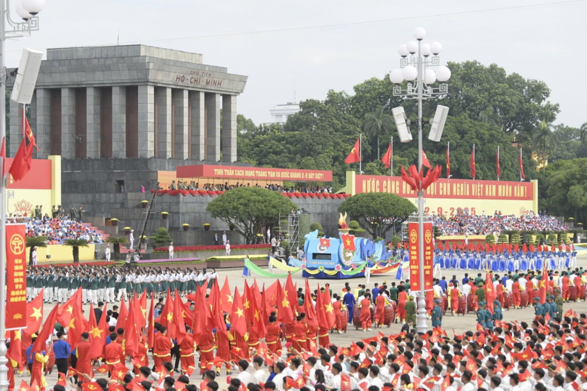 Các khối quần chúng xuất hiện ngay sau đại diện cho Tinh thần Cách mạng tháng Tám và Quốc khánh nước Cộng hòa xã hội chủ nghĩa Việt Nam bất diệt; quyết tâm đổi mới mạnh mẽ, sáng tạo không ngừng, xây dựng một Việt Nam phát triển toàn diện, bền vững trong kỷ nguyên mới.
