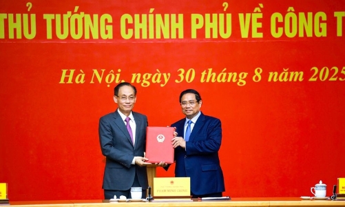 Thủ tướng Phạm Minh Chính trao quyết định bổ nhiệm quyền Bộ trưởng Bộ Ngoại giao
