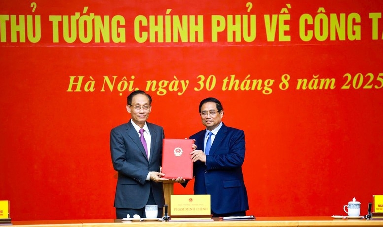 Thủ tướng Phạm Minh Chính trao quyết định cho ông Lê Hoài Trung. Ảnh: VGP.
