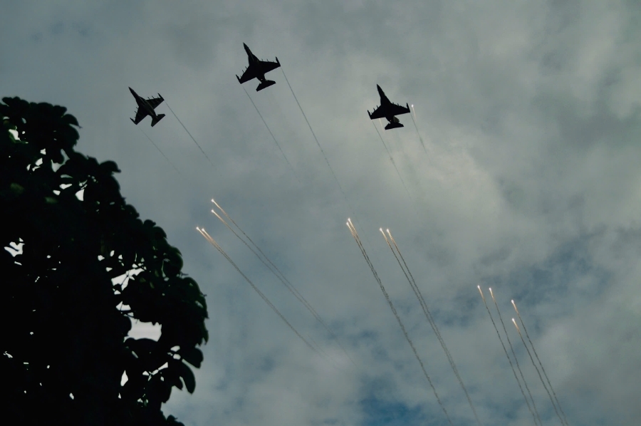 Hình ảnh được mong chờ bậc nhất là màn xuất hiện của biên đội máy bay chiến đấu Su30, khi bay qua quảng trường Ba Đình và thả bẫy nhiệt đã khiến người dân rất phấn khích, reo hò...&nbsp;