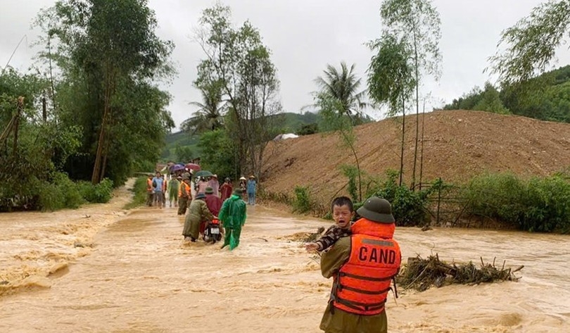 Tại xã Hương Xuân, nước đã ngập băng một số tuyến đường. Ngoài ra, ở thôn Thuận Hòa (xã Hương Xuân), mưa to đã khiến nước trên đồi núi cao chảy xuống tràn vào nhà nhiều hộ dân, nguy cơ sạt lở cao.&nbsp;Trước tình hình đó, chính quyền xã Hương Xuân đã bám sát địa bàn, tiến hành di dời 21 hộ dân với 71 nhân khẩu thuộc thôn Thuận Hòa đến các nhà cao, an toàn. Các em nhỏ, người già được ưu tiên di dời trước...