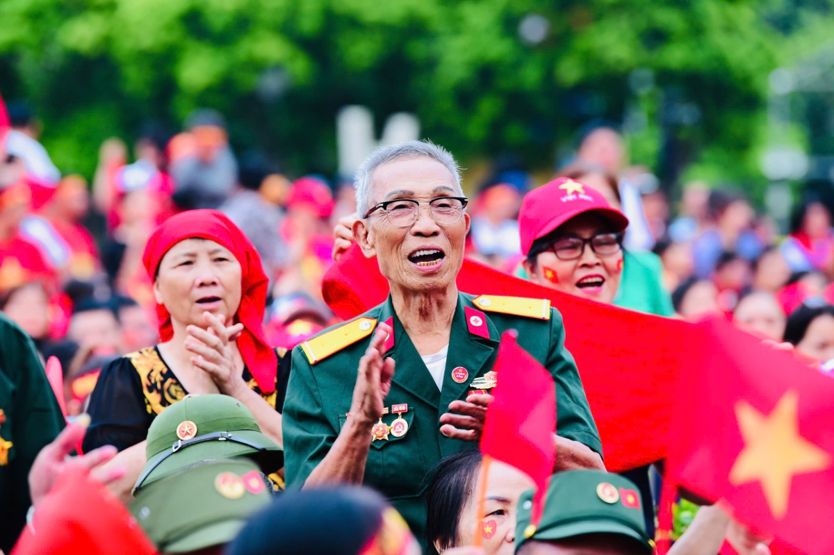 Buổi lễ Tổng duyệt A80, có hơn 5.000 chỗ ngồi trong khu vực ưu tiên được cơ quan chức năng thiết lập tại đường Hùng Vương, Trần Phú, phố Tràng Tiền, Nhà Chung... phục vụ cựu chiến binh và người cao tuổi xem diễu binh.