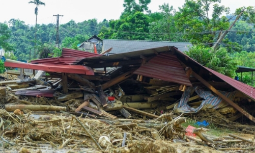 Bản nghèo tan hoang sau lũ dữ