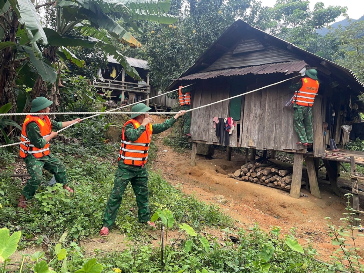 Bộ đội Biên phòng Quảng Trị chằng chống nhà cửa giúp người dân