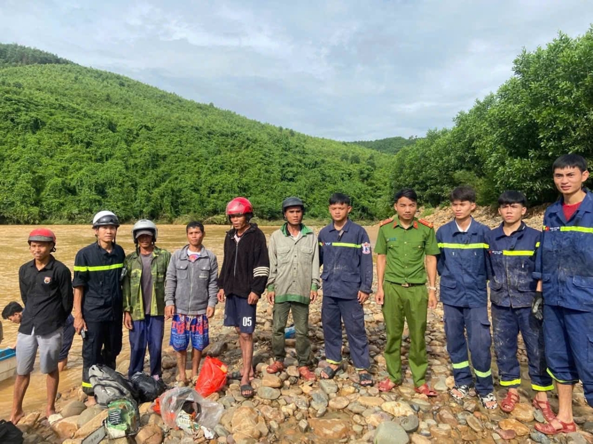 Đến khoảng 16 giờ cùng ngày, 5 người dân đã được đưa về khu vực an toàn. Trong số này có 2 người thuộc xã Hướng Hiệp và 3 người xã Hướng Lập.