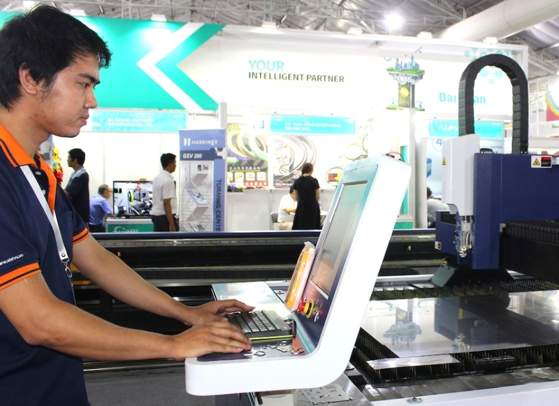 Competitive advantages of cross-border e-commerce