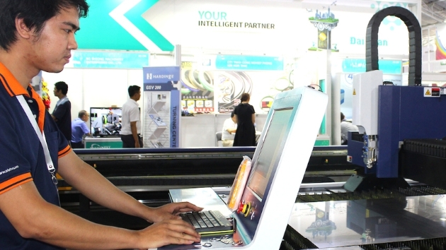 Competitive advantages of cross-border e-commerce