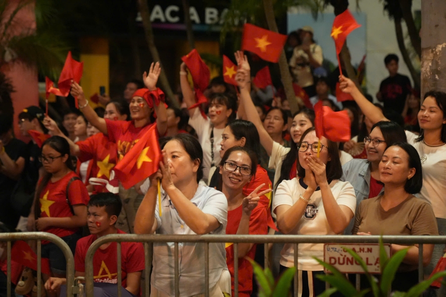 Ngay từ ngày hôm qua và xuyên suốt đêm qua, tại khu vực đường Hùng Vương - Nguyễn Thái Học, gần quảng trường Ba Đình đã đông nghịt người tập trung, chờ xem tổng duyệt diễu binh, diễu hành.